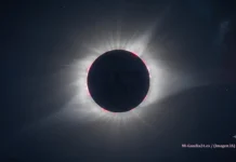 El eclipse solar rozará la totalidad en Gandia Eclipse solar total con la corona blanca y prominencias rojas alrededor de la silueta oscura de la Luna