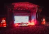 Festival Mediterránea de Gandia reúne a 32.000 personas Concierto nocturno en el festival Mediterránea con una banda en el escenario iluminado de rojo ante una multitud