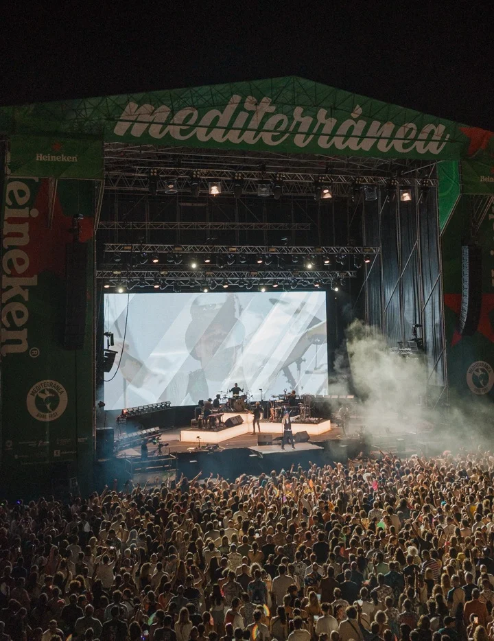 Festival Mediterránea de Gandia reúne a 32.000 personas 1 Gran multitud de personas frente al escenario principal del festival Mediterránea durante un concierto nocturno