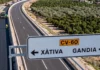 Arranca la transformación de la CV-60 Obras de asfaltado en la carretera CV-60 con un cartel indicativo hacia Xàtiva y Gandia