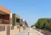 Oliva modernizará el paseo marítimo Almirall Carròs Casas adosadas modernas de colores tierra con balcones de cristal junto a un paseo peatonal y vegetación