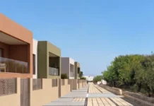 Oliva modernizará el paseo marítimo Almirall Carròs Casas adosadas modernas de colores tierra con balcones de cristal junto a un paseo peatonal y vegetación