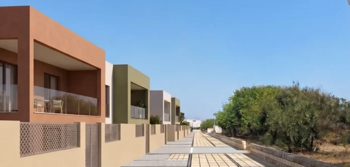 visualización del nuevo paseo marítimo Almirall Carròs 2 Casas adosadas modernas de colores tierra con balcones de cristal junto a un paseo peatonal y vegetación