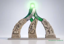 Gandia da luz verde a nuevos avances urbanísticos y refuerza su compromiso… Escultura con tres pilares grabados con las palabras Cultura, Deporte y Memoria Democrática, unidos bajo una luz verde