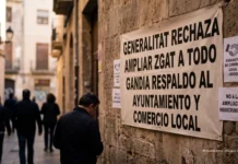 La Generalitat rechaza ampliar la ZGAT a todo el término municipal de Gandia Pancarta en una pared con el texto: Generalitat rechaza ampliar ZGAT a todo Gandia respaldo al Ayuntamiento y comercio local