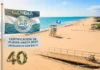 Las playas de Gandia revalidan su excelencia ambiental Playa de Gandia con pancarta que anuncia la revalidación de la certificación de playas hasta 2027