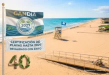 Las playas de Gandia revalidan su excelencia ambiental Playa de Gandia con pancarta que anuncia la revalidación de la certificación de playas hasta 2027