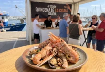 Gandia pone en marcha la quinta edición de la Quincena de la Cigala con la participación de 21 restaurantes locales Plato de cigalas y marisco en primer plano durante la V Edición de la Quincena de la Cigala de Gandia