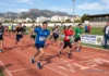 150 aspirantes se disputan diez nuevas plazas para blindar la plantilla de la Policía Local Aspirantes a la Policía Local de Gandia corriendo en las pruebas físicas sobre una pista de atletismo