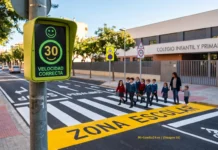 Gandia da luz verde al nuevo contrato de señalización viaria con prioridad en los colegios y nuevos radares pedagógicos Radar con aviso de 30 VELOCIDAD CORRECTA frente a un paso de peatones de zona escolar con niños cruzando