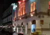 El Teatre Serrano de Gandia abre la taquilla para la recta final del año con teatro, ópera y danza Fachada iluminada del Teatro Serrano de Gandía de noche
