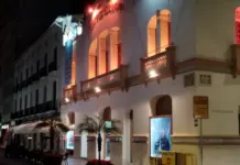 El Teatre Serrano de Gandia abre la taquilla para la recta final del año con teatro, ópera y danza Fachada iluminada del Teatro Serrano de Gandía de noche