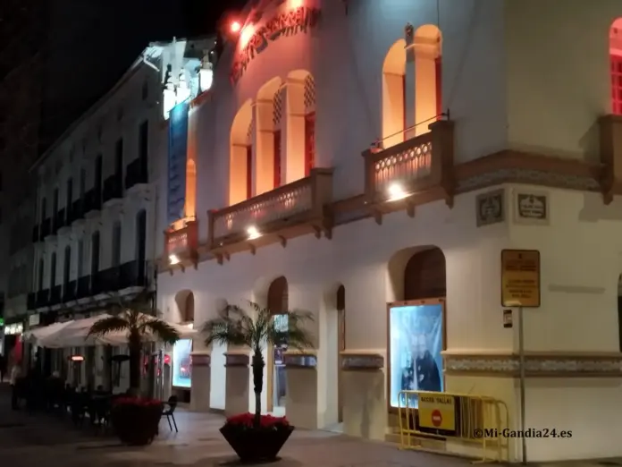 Teatre Serrano Fachada iluminada del Teatro Serrano de Gandía de noche