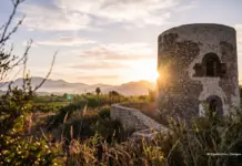 Xeraco abrirá al público la Torre de Guaita tras culminar la reconstrucción de sus plantas históricas Torre de piedra antigua al atardecer con montañas y vegetación al fondo