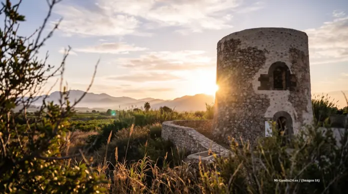 Torre Guaita Xeraco Torre de piedra antigua al atardecer con montañas y vegetación al fondo